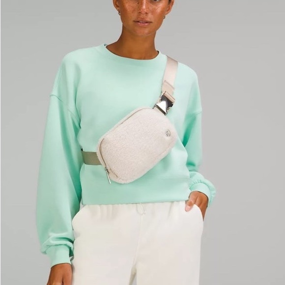 Lululemon Everywhere Ivory Fleece belt bag NWT - Picture 6 of 7
